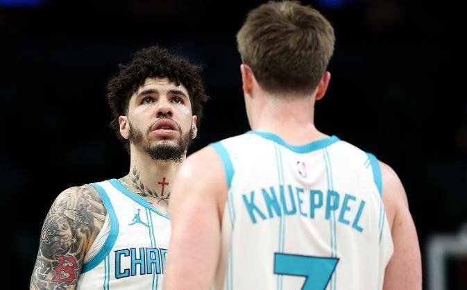 热火完了？核心阿德巴约遭鲍尔争议动作伤退，裁判未回放录像引质疑