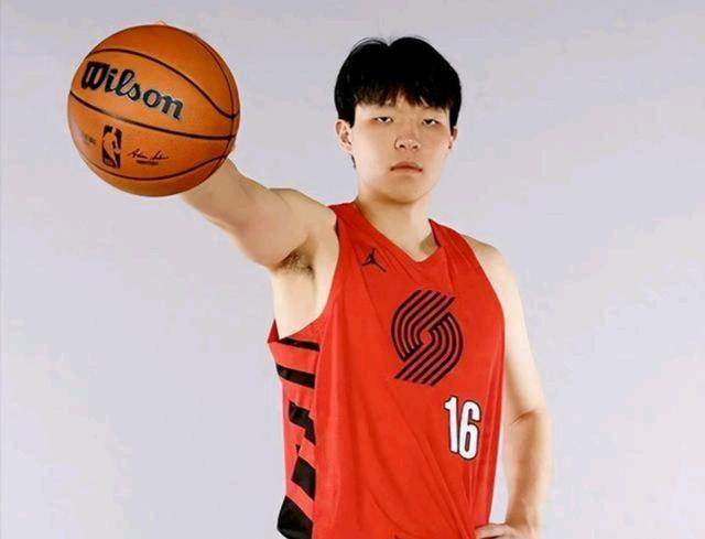 开拓者半场落后骑士 杨瀚森缺席上半场较量