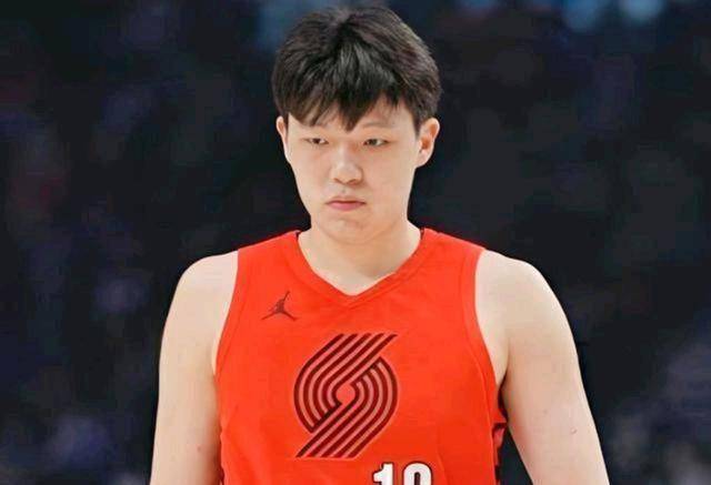开拓者半场落后骑士 杨瀚森缺席上半场较量