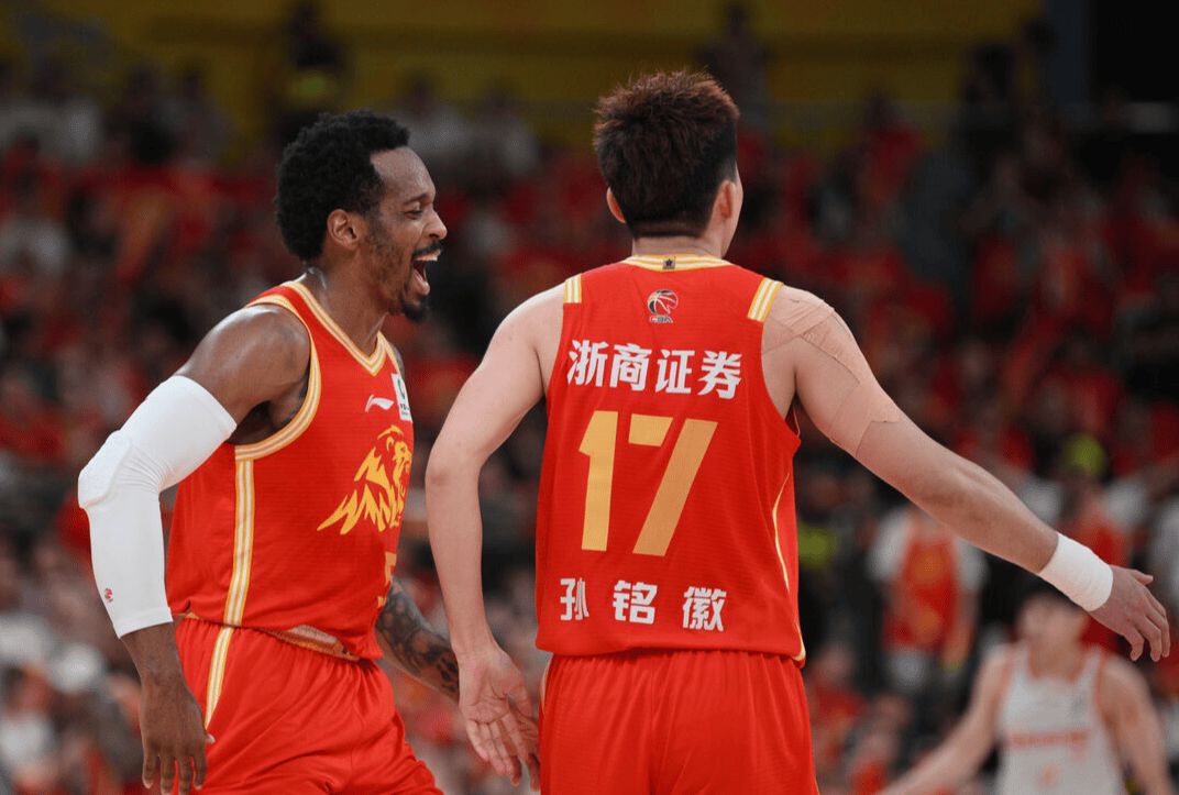 2-0！浙江广厦夺赛点，李慕豪伤退，小孩哥伤停，贺希宁独木难支，深圳恐将被淘汰！